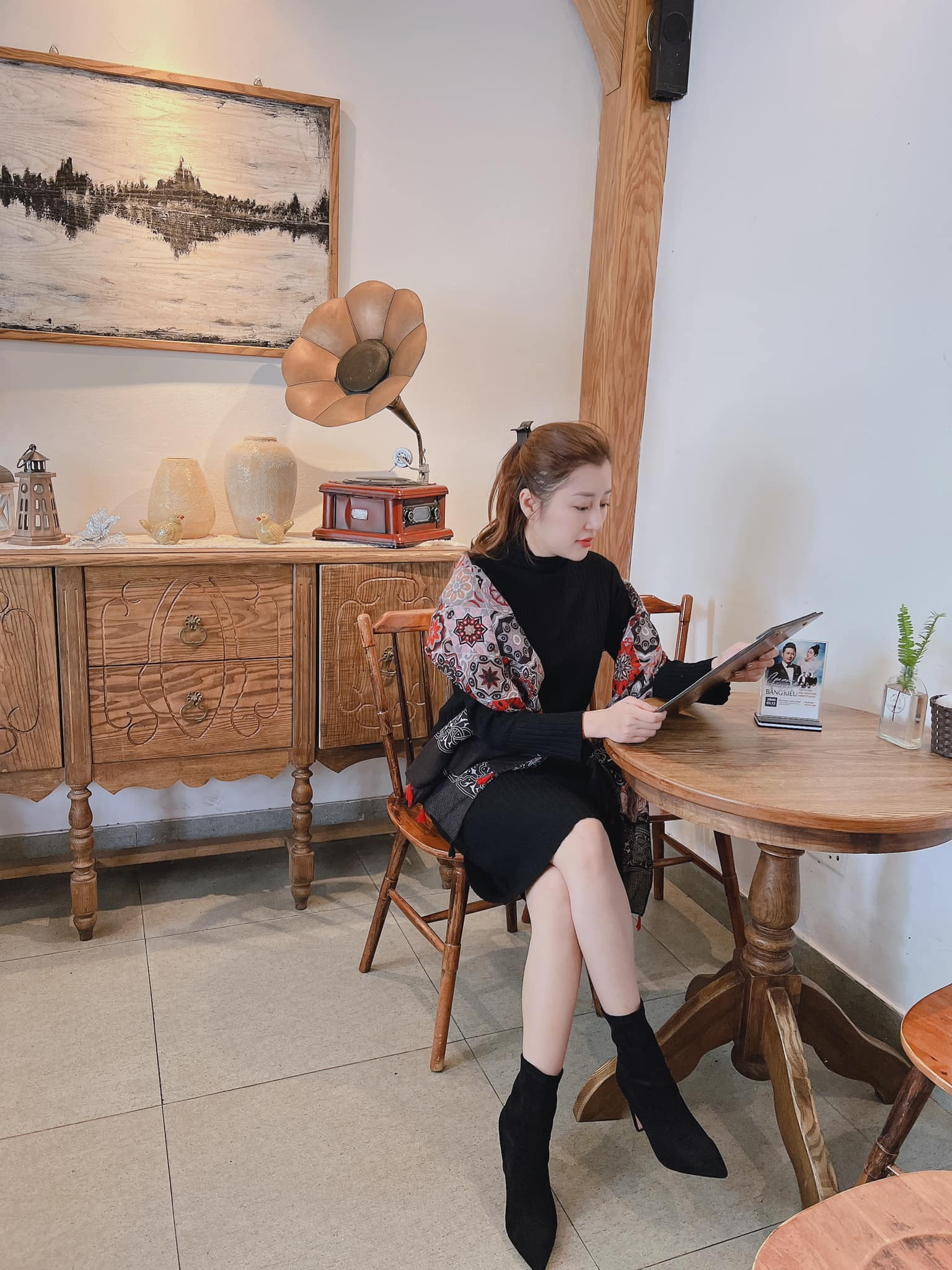 Cô có gu thời trang sành điệu, cá tính không khác gì người nổi tiếng.