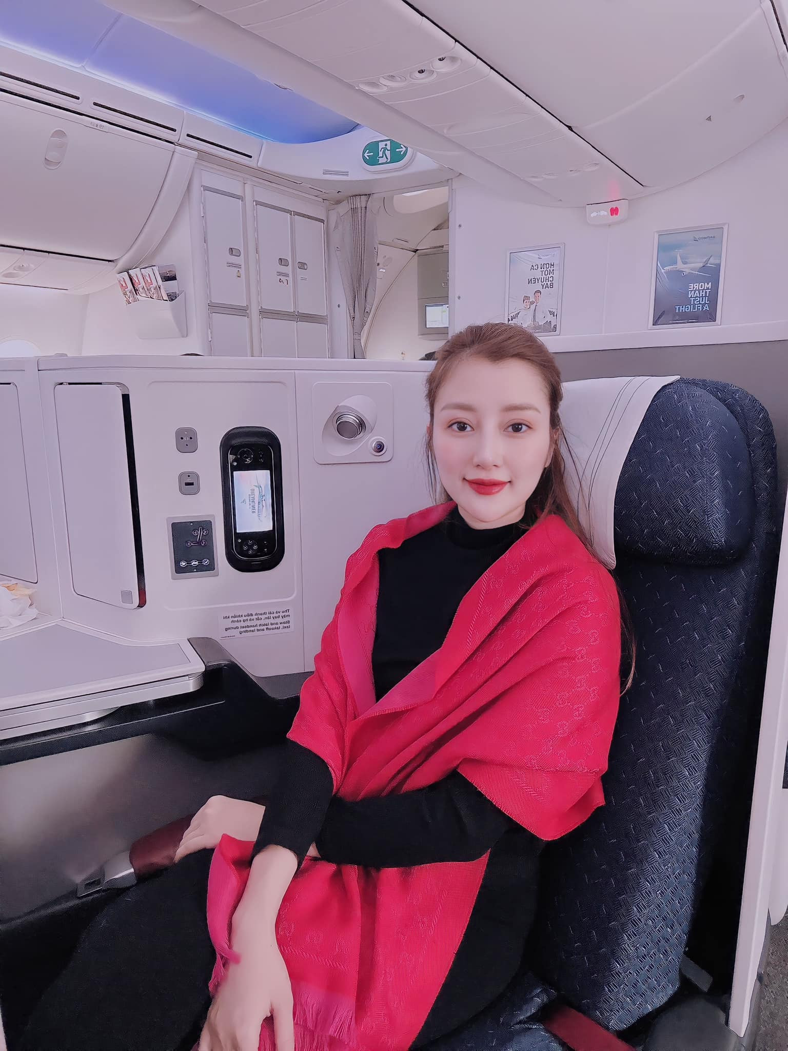 Có thể thấy, Mai Linh ngại công khai chuyện đời tư khi quen người nổi tiếng như ca sĩ Bằng Kiều. Cô thường đăng tải hình ảnh cá nhân lên mạng và nhận được nhiều lời khen ngợi.