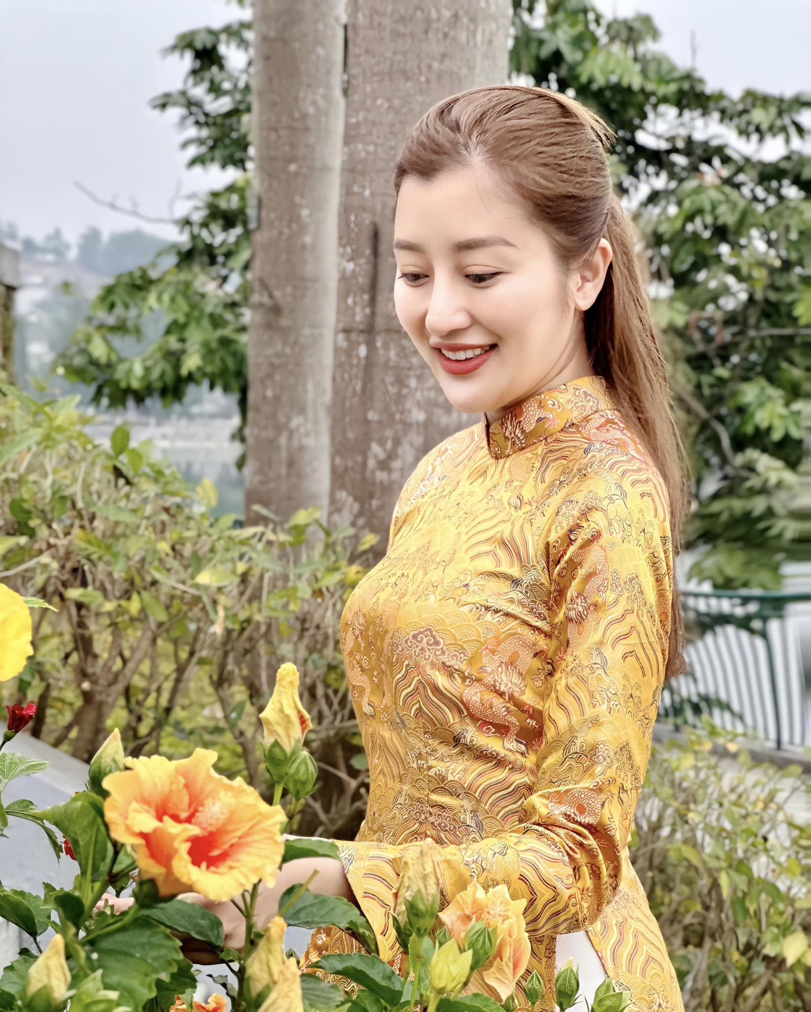 Bằng Kiều từng chia sẻ với VietNamNet, anh và bạn gái tình cờ quen nhau, trò chuyện thấy hợp nên gắn bó. Tất cả những ngày lễ, anh đều có những món quà đáng yêu dành tặng nửa kia.