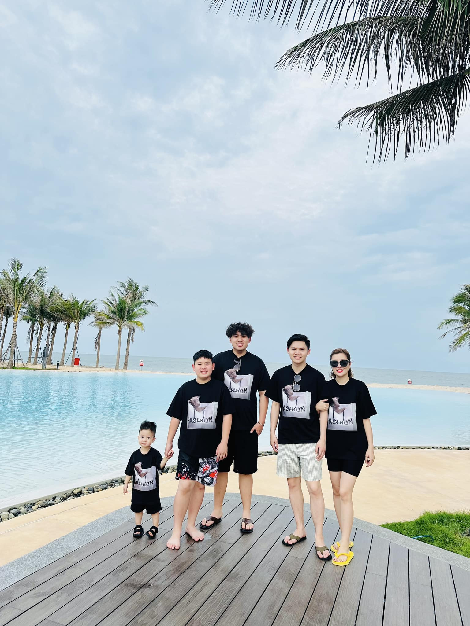 Mai Linh yêu quý các con riêng của chồng khi họ lần đầu gặp gỡ tại Việt Nam. Bằng Kiều được vợ cũ chúc mừng vì đã gặp được một người đẹp người đẹp nết như Mai Linh.