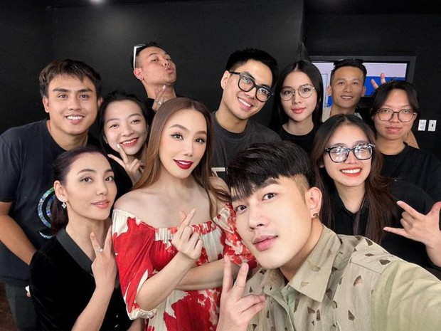 Stylist Lê Minh Ngọc khoe khoảnh khắc ekip chụp cùng Hồ Quỳnh Hương.