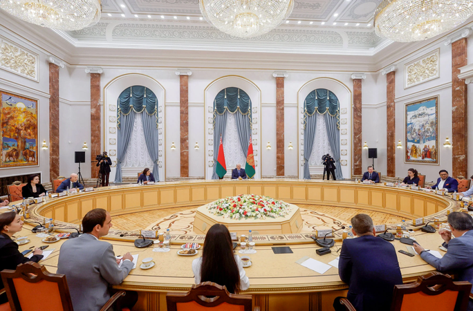 Tổng thống Belarus Alexander Lukashenko tham dự một cuộc họp báo ở thủ đô Minsk của Belarus hôm 6-7. Ảnh: Reuters