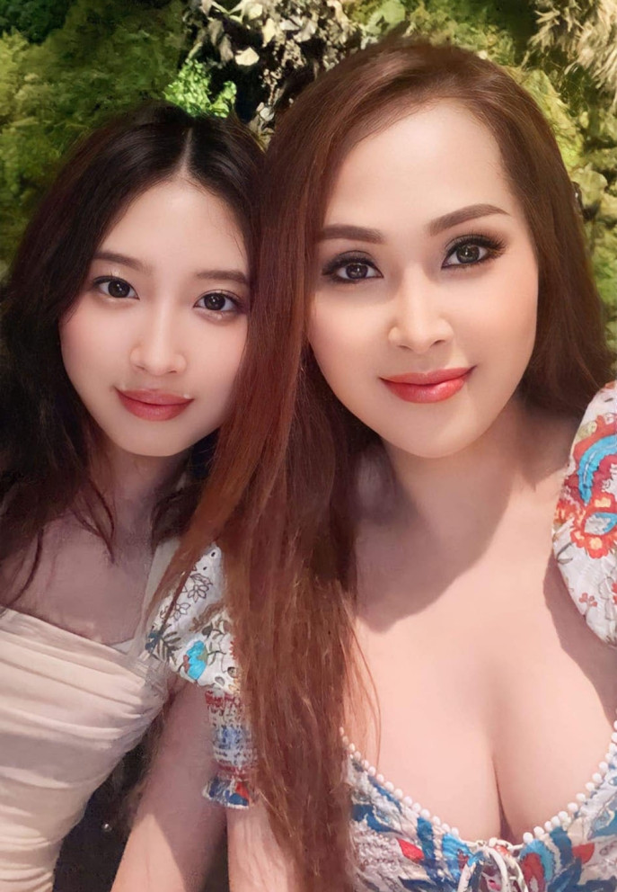 Con gái Minh Thư cùng mẹ về thăm quê sau thời gian khá dài học tập ở Mỹ. 