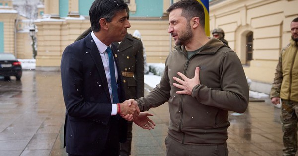Thủ tướng Anh Rishi Sunak gặp gỡ Tổng thống Ukraine Volodymyr Zelensky tại Kiev hồi tháng 11-2022 - Ảnh: DỊCH VỤ BÁO CHÍ CỦA TỔNG THỐNG UKRAINE/REUTERS