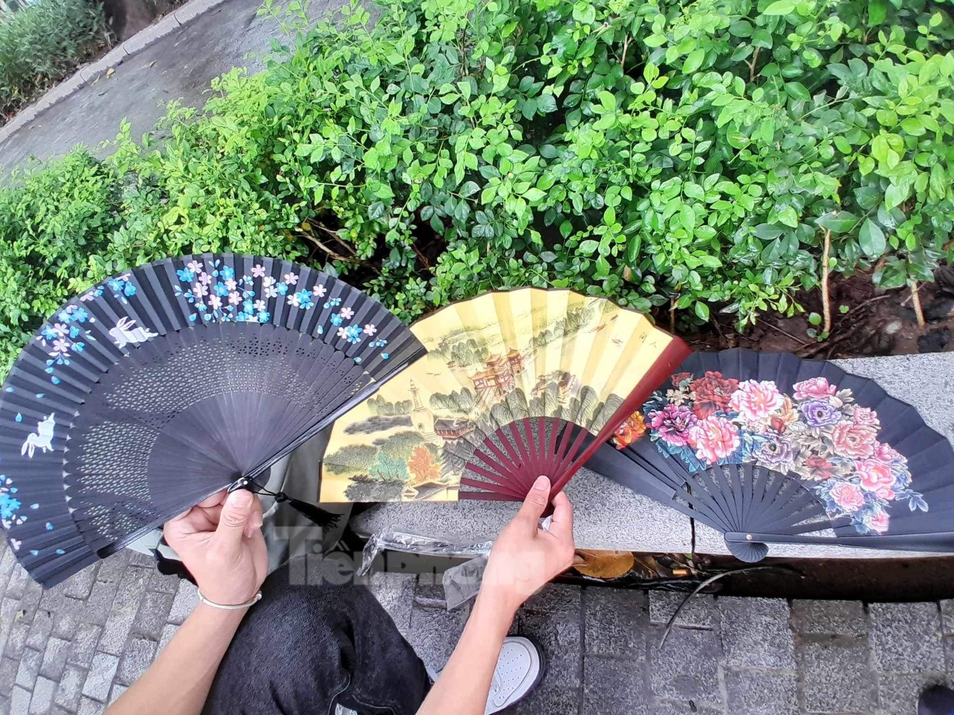 Du khách ngã ngửa, bức xúc vì bị 'ung thư ví' khi đi bộ ở Hồ Gươm - 2 Du khách ngã ngửa, bức xúc vì bị 'ung thư ví' khi đi bộ ở Hồ Gươm - 2