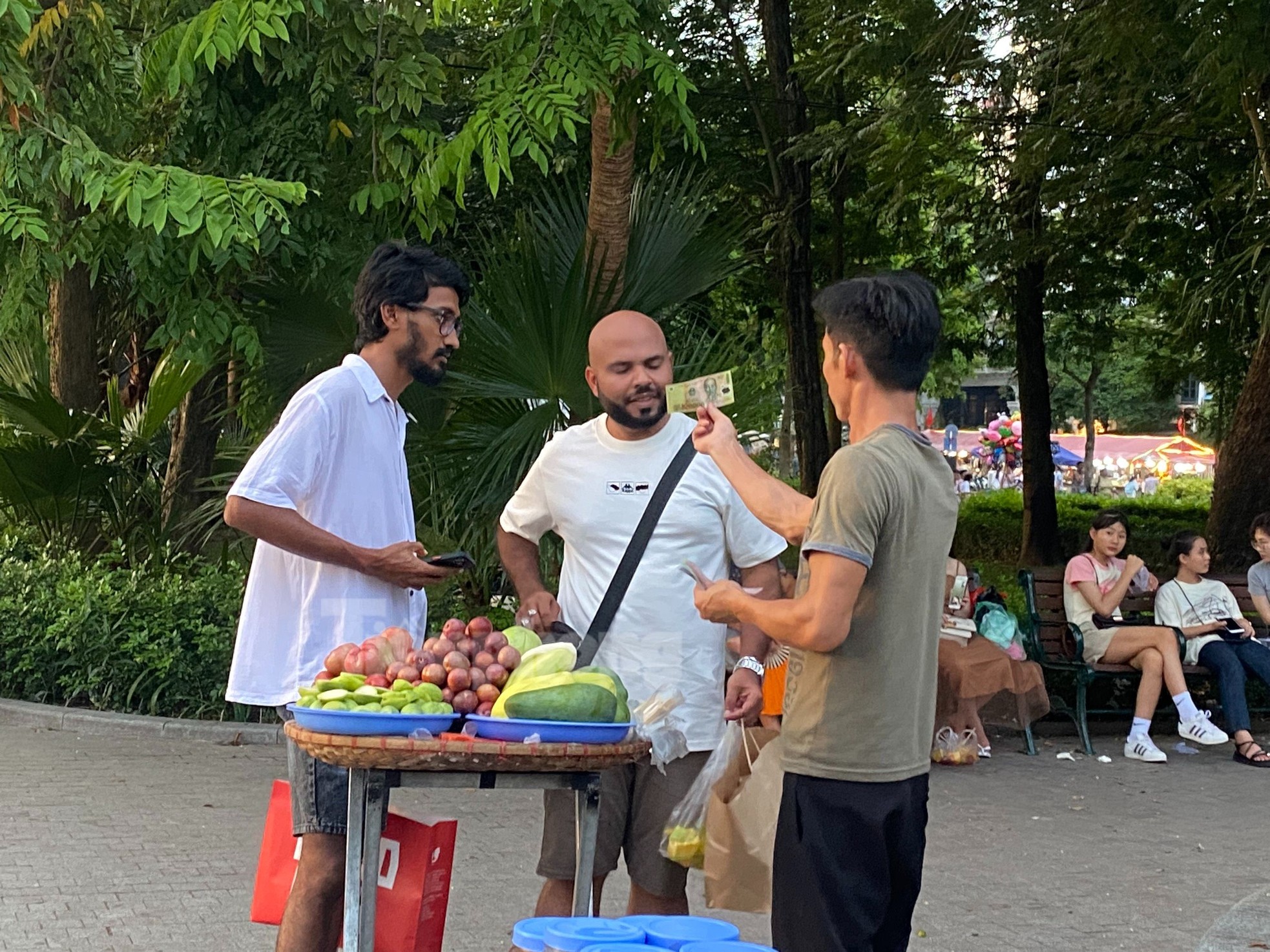 Du khách ngã ngửa, bức xúc vì bị 'ung thư ví' khi đi bộ ở Hồ Gươm Du khách ngã ngửa, bức xúc vì bị 'ung thư ví' khi đi bộ ở Hồ Gươm