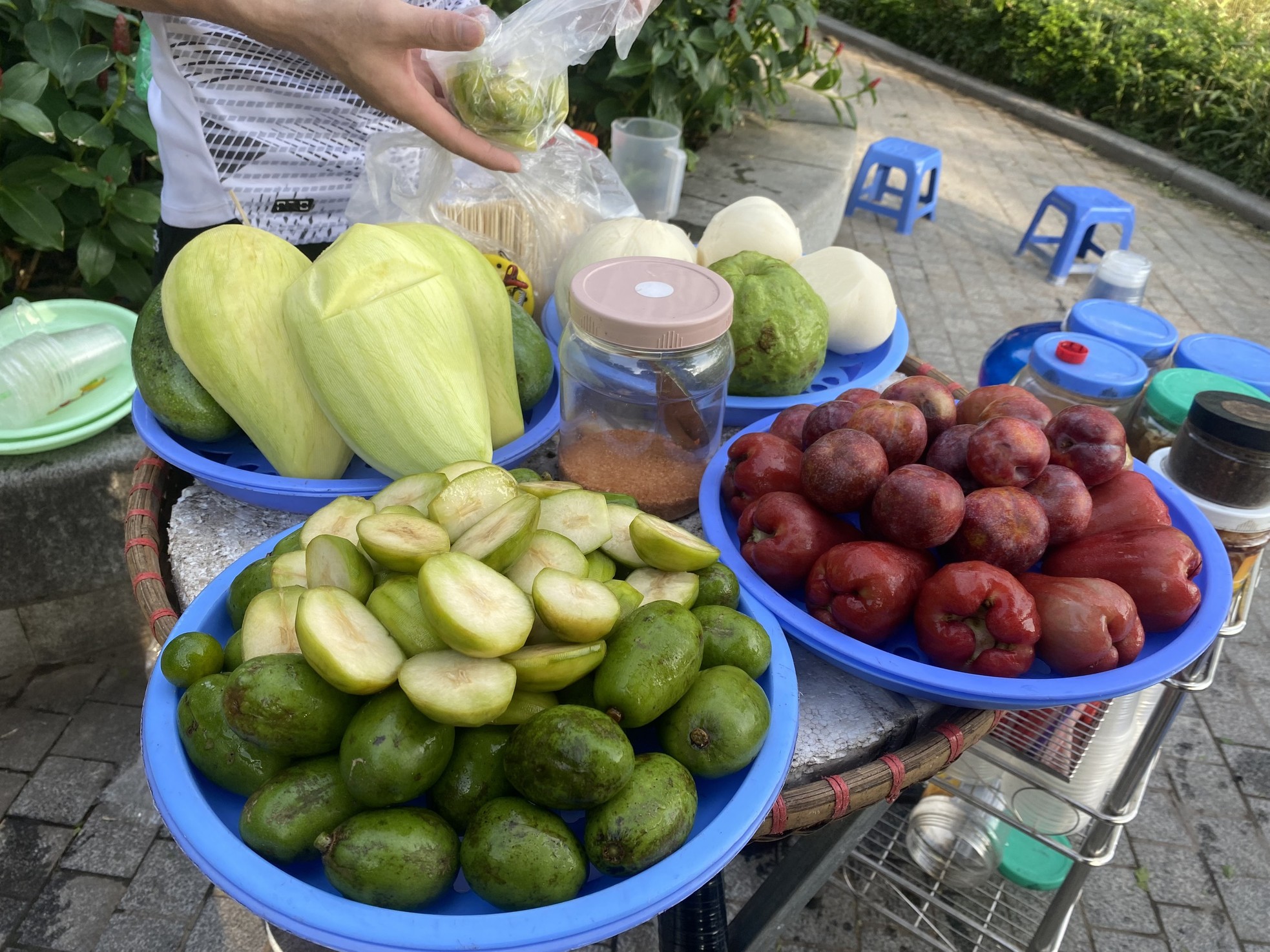 Du khách ngã ngửa, bức xúc vì bị 'ung thư ví' khi đi bộ ở Hồ Gươm - 1 Du khách ngã ngửa, bức xúc vì bị 'ung thư ví' khi đi bộ ở Hồ Gươm - 1