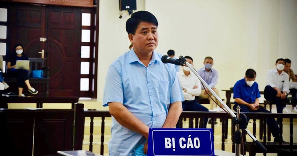 Bị can Nguyễn Đức Chung ra tòa trong một vụ án khác