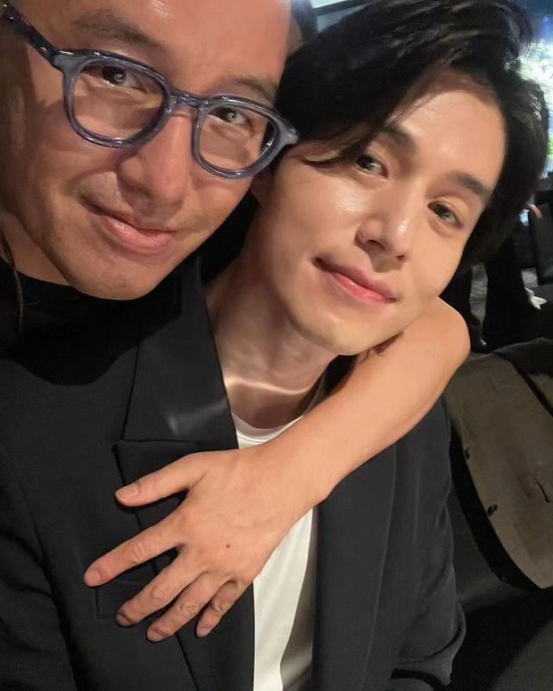 Lee Dong Wook chính là gương mặt gây chú ý nhất trong dàn khách mời ở hôn lễ Choiza. Trước ống kính, tài tử họ Lee tỏa sáng với visual điển trai bất chấp ảnh chụp vội bên nam diễn viên Hong Suk Chun