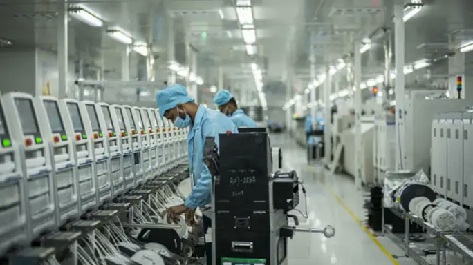 Nhân viên làm việc bên trong nhà máy Realme ở Greater Noida - Ấn Độ. Ảnh: Bloomberg