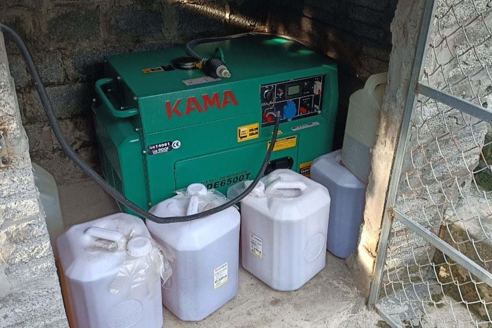 Máy phát điện của gia đình anh Cường hoạt động trong thời điểm Phú Thọ cắt điện luân phiên.