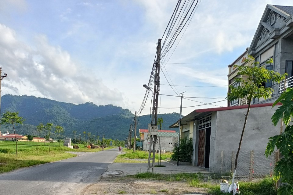 Nhiều gia đình tại xã Thượng Long phản ánh việc giá điện tăng cao. 