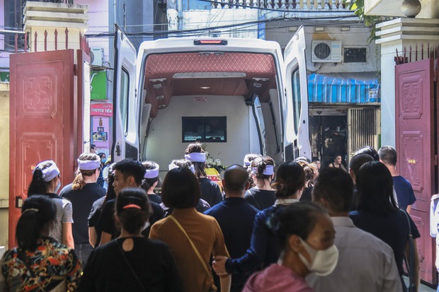 Dòng người tiễn biệt những nạn nhân xấu số