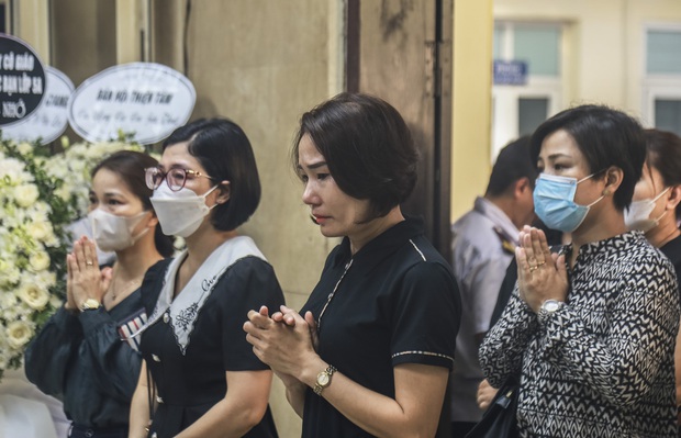 Nhìn 3 chiếc di ảnh xếp ngay ngắn của các nạn nhân nhiều người không cầm được nước mắt