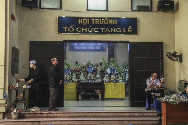Sáng ngày 10/7, không khí tang thương bao trùm Nhà tang lễ Bệnh viện Đống Đa, Hà Nội. Hơn 2 ngày kể từ khi vụ hoả hoạn xảy ra tại ngôi nhà 6 tầng, 1 tum ở ngõ Thổ Quan, quận Đống Đa, Hà Nội khiến 3 người tử vong, trong đó có 2 anh em ruột gia đình đã tổ chức tang lễ cho các nạn nhân xấu số