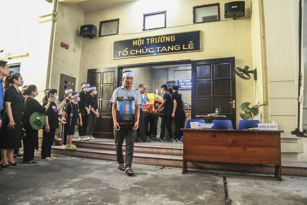 Đúng 9h30, linh cữu 3 nạn nhân xấu số trong vụ hỏa hoạn được đưa về nơi an nghỉ cuối cùng