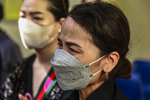 Không ai cầm được nước mắt