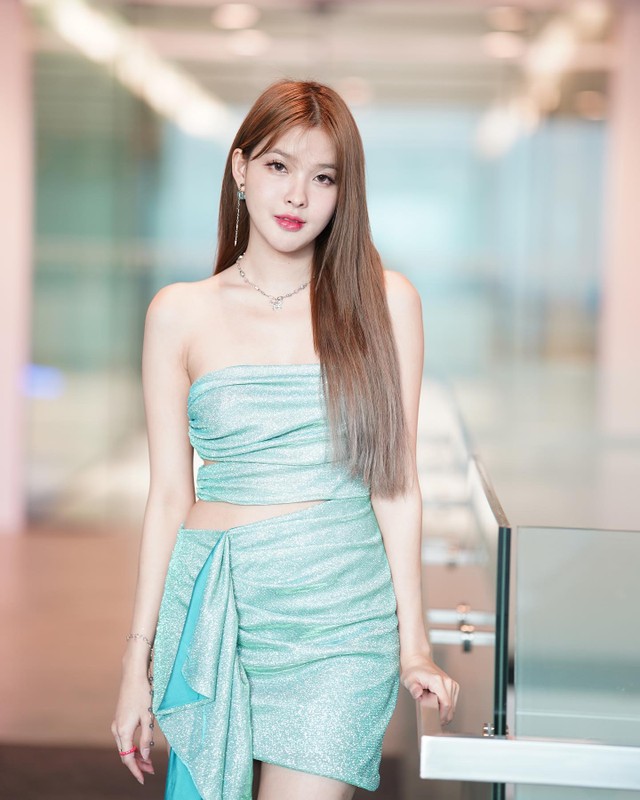 Với nhan sắc cực phẩm của mình, nữ MC xinh đẹp thu hút ánh nhìn của fan nam đồng thời sở hữu hàng trăm nghìn người theo dõi trên các nền tảng.