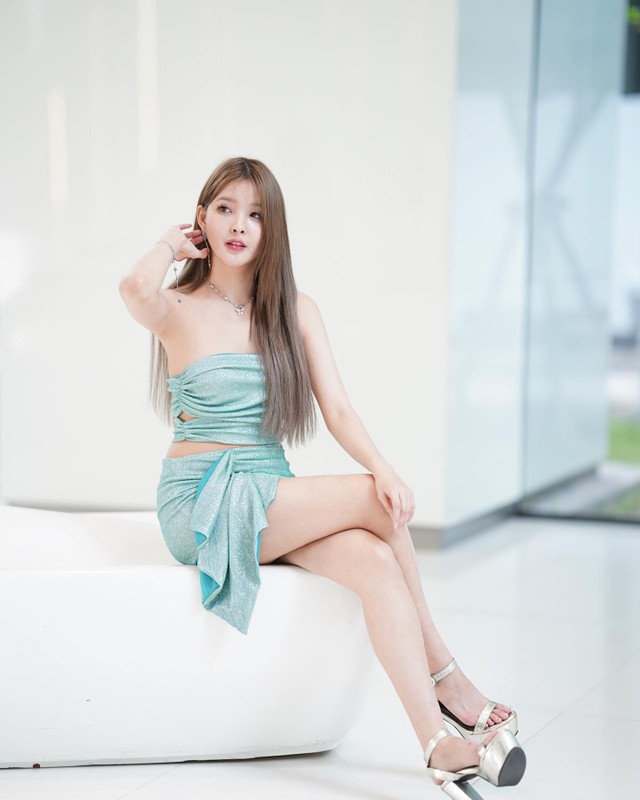 Trên trang cá nhân, cô nàng thường xuyên đăng tải những khoảnh khắc triệt để khoe lên lợi thế hình thể qua những trang phục trọn vẹn phô diễn được thân hình “đồng hồ cát” đáng ngưỡng mộ.