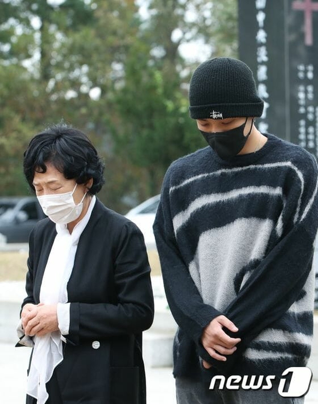 Bà ngoại và anh trai của Choi Joon Hee