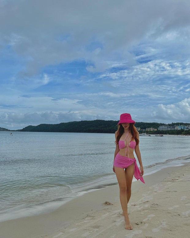 Dù đã là bà mẹ 2 con nhưng Emily Nguyễn vẫn khiến netizen trầm trồ bởi vòng eo thon gọn, body săn chắc. Bên cạnh đó, tỉ lệ cơ thể hoàn hảo cùng đôi chân dài miên man cũng chính là lợi thế của bà xã BigDaddy.