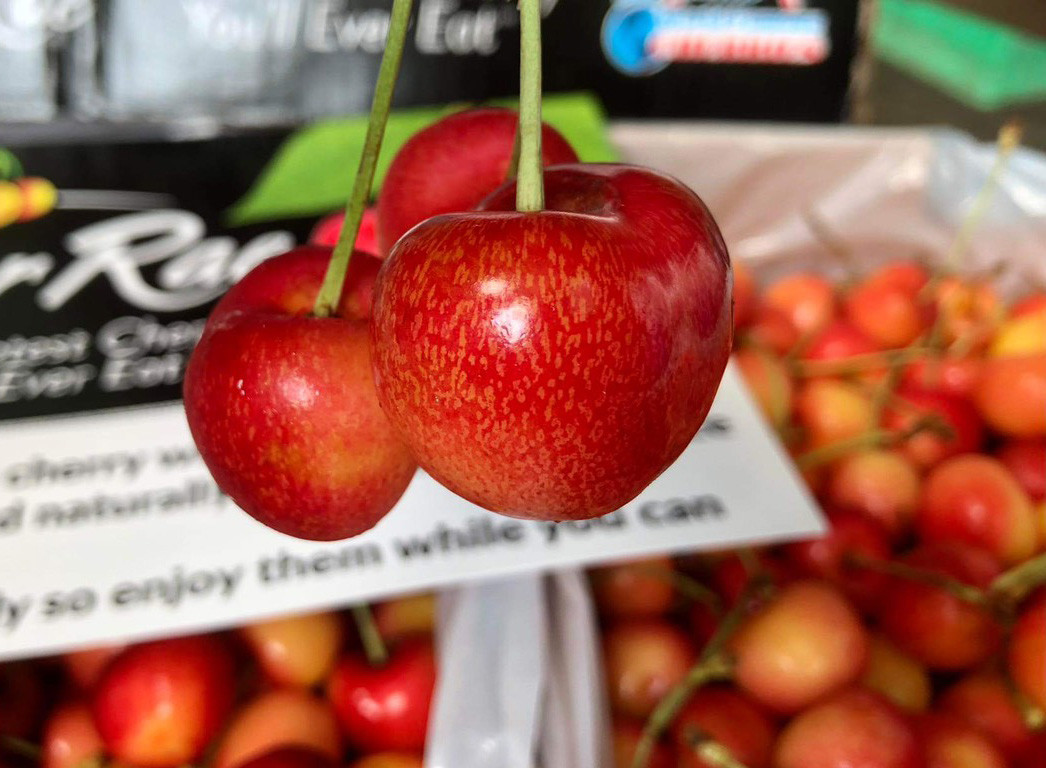 Cherry nhập khẩu đang được rao bán khắp 
