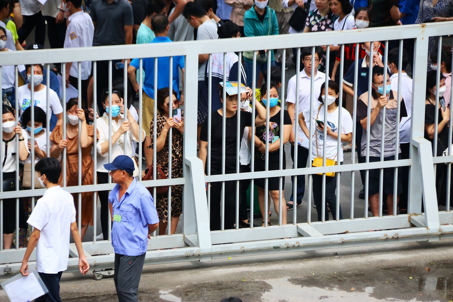 Phụ huynh sốt ruột đợi con thi lớp 10 công lập ở Hà Nội. Ảnh: Thanh Hùng