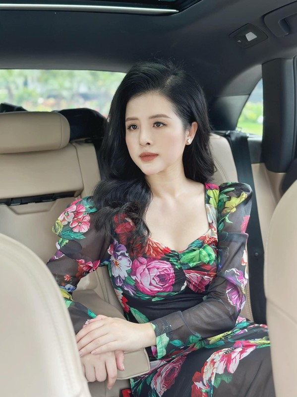 Nếu như khi lên sóng, cô nàng sinh năm 1994 thường diện áo váy lịch sự, kín đáo thì ngoài đời thường, 9X lại chuộng những những bộ trang phục nữ tính, gợi cảm.