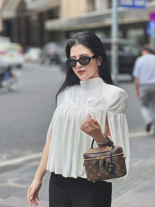 Ngoài lối dẫn tốt, BTV Hải Vân còn gây ấn tượng với phong cách thời trang cá tính, năng động.