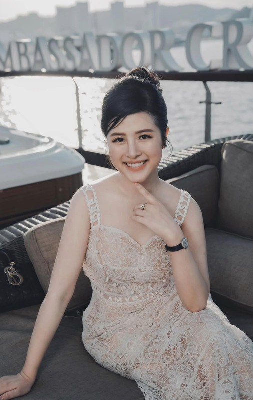 Trên trang cá nhân, nữ MC cũng thường khoe ảnh đi du lịch ở nhiều nơi, nghỉ dưỡng ở các resort sang trọng khiến nhiều người không khỏi ngưỡng mộ.