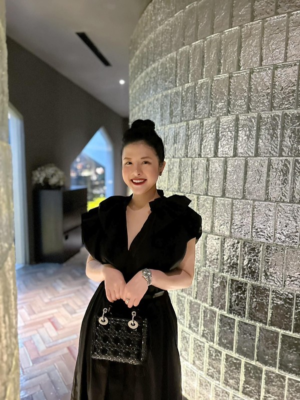 Ngoài những lúc chỉn chu khi lên sóng, Hải Vân ngoài đời có gu thời trang sành điệu.