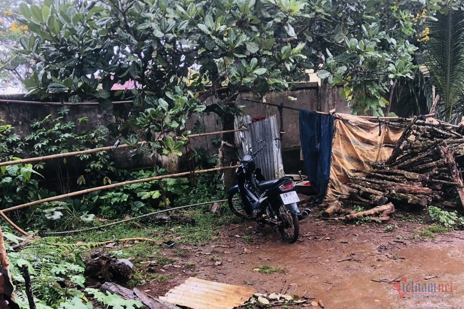 Thiếu niên 14 tuổi bốc đầu xe máy, nẹt pô khi chở theo em nhỏ Thiếu niên 14 tuổi bốc đầu xe máy, nẹt pô khi chở theo em nhỏ