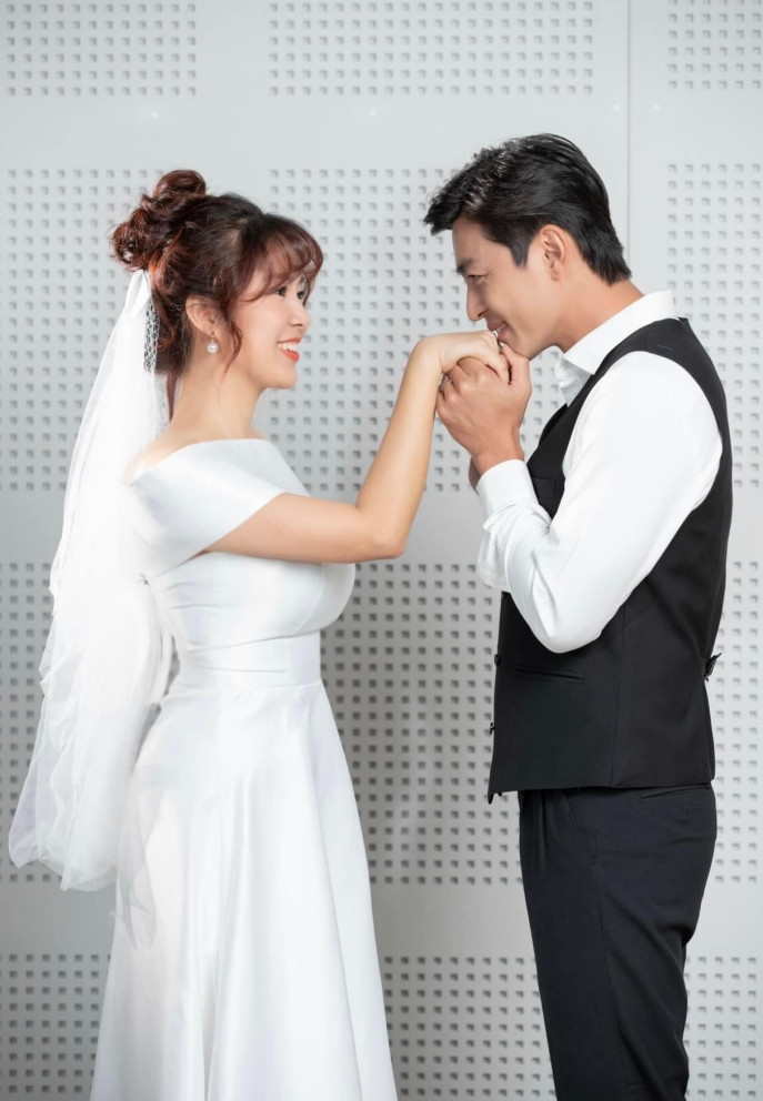 Vợ không ghen khi nam diễn viên đóng cặp với các đồng nghiệp nữ xinh đẹp như Hồng Diễm, Lê Phương.