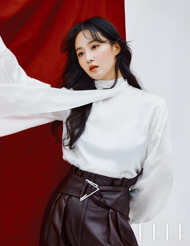 Công chúng bức xúc khi tấm hình được cho là ảnh chứng minh thư của Yuri bị rao bán công khai