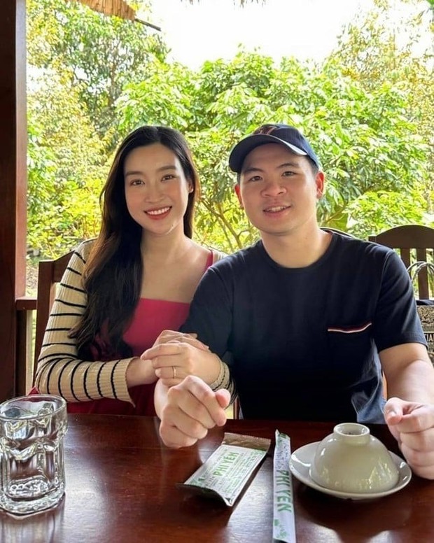 Nàng hậu chỉ chụp ảnh ở phần trên và hạn chế để lộ vòng 2