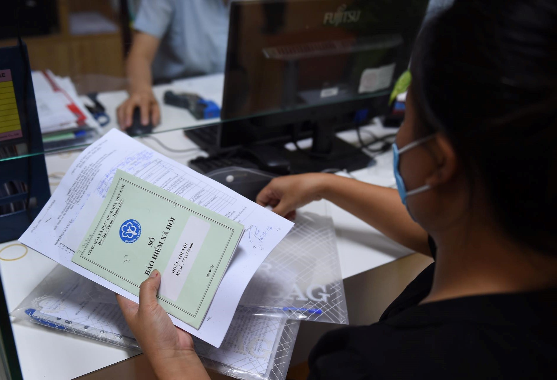 Chính sách BHXH nên linh hoạt theo hướng khuyến khích người lao động đóng thêm nhằm có lương hưu cao hơn. (Ảnh: Hồ Văn)