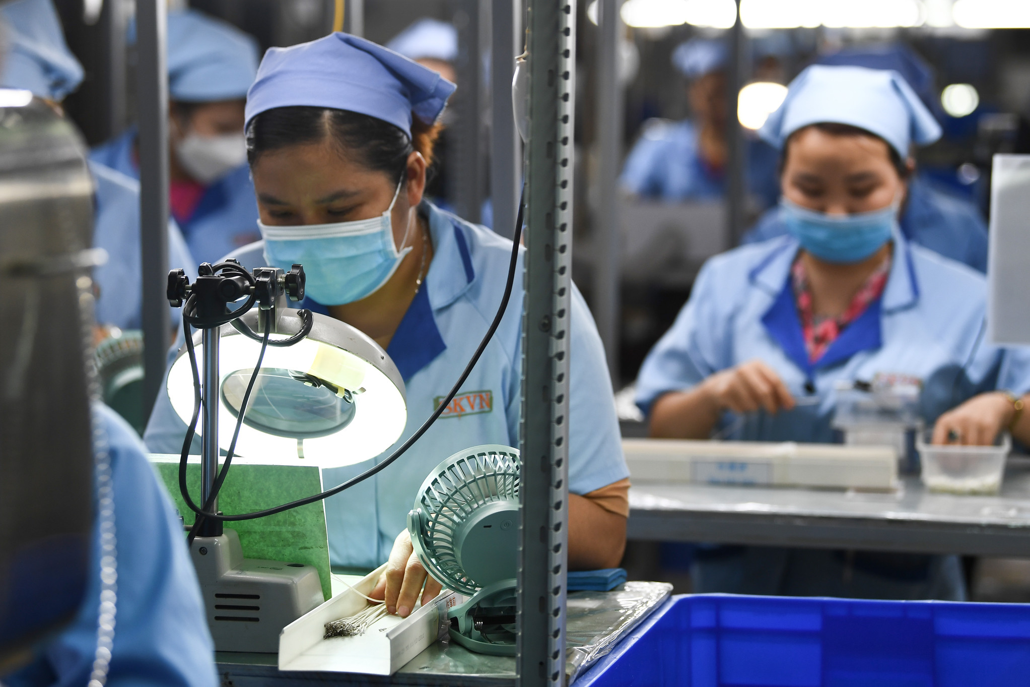 Lao động chân tay nặng nhọc rất khó có thể làm việc đến tuổi nghỉ hưu (Ảnh minh hoạ: Hoàng Hà)