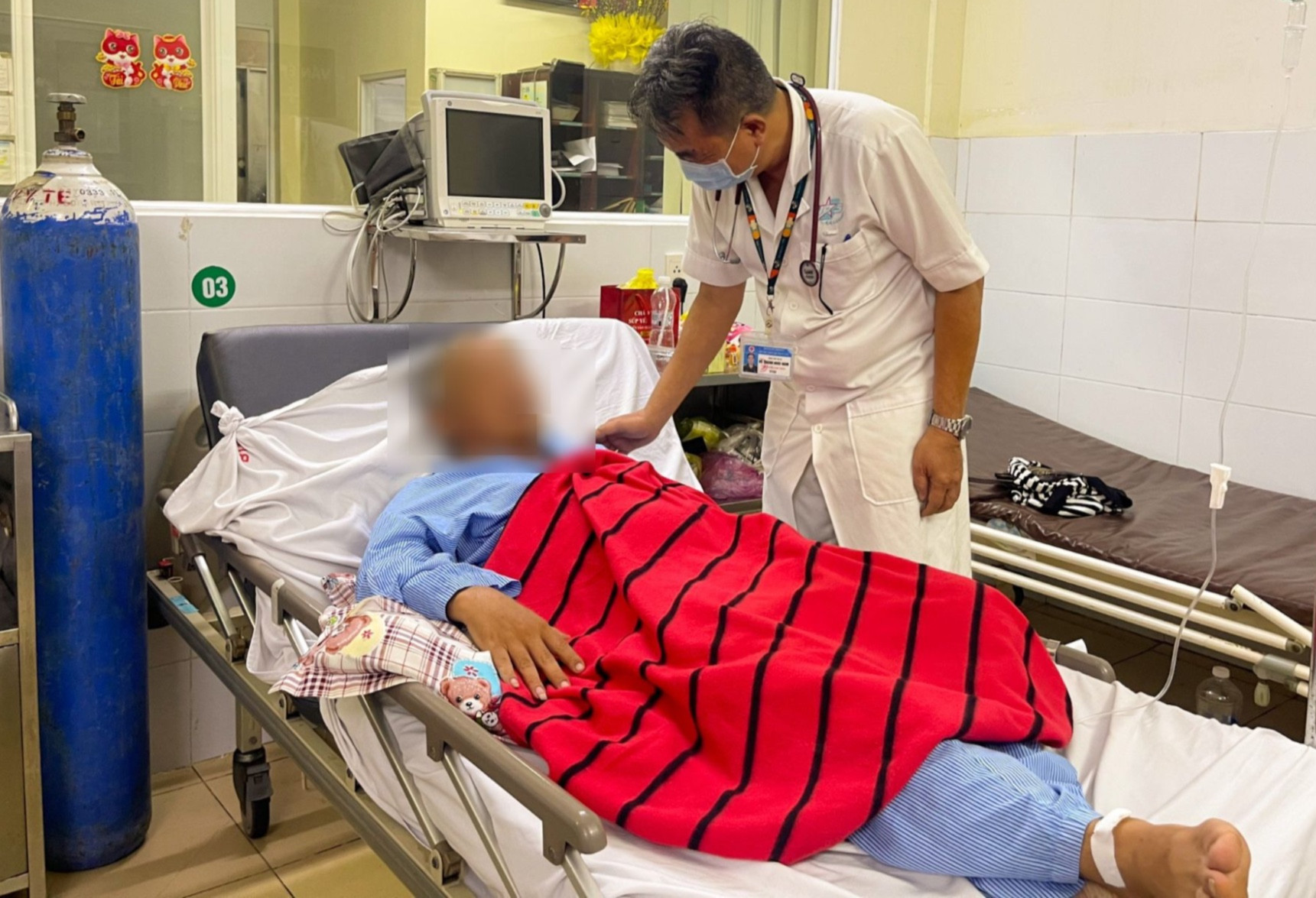 Bệnh nhân T.K.H trải qua 2 lần lọc máu, mỗi lần 5 giờ. Ảnh: TC.