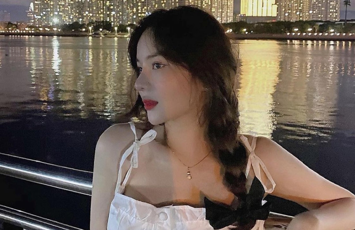 DJ Nene diện áo bra phối theo phong cách năng động đi dạo ở cầu Ánh Sao.