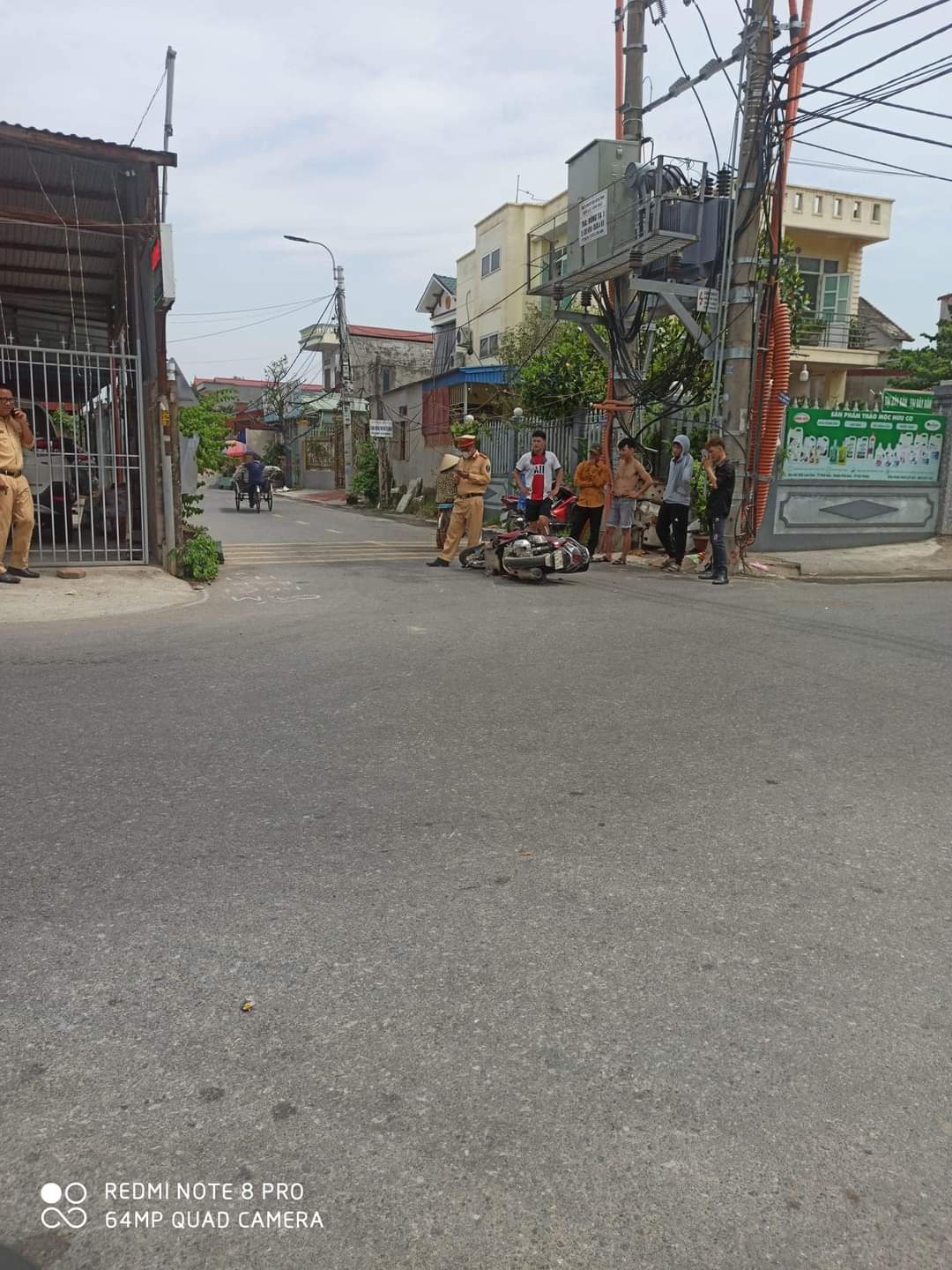 Nghi vợ ngoại tình, nam tài xế lái ô tô tông trực diện vào đôi nam nữ - 3 Nghi vợ ngoại tình, nam tài xế lái ô tô tông trực diện vào đôi nam nữ - 3