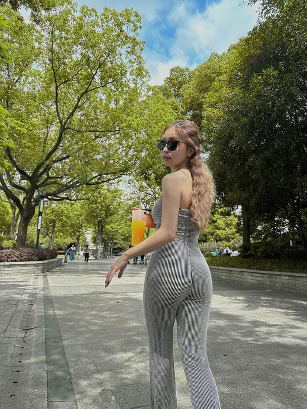 Cô nàng có diện mạo trưởng thành, cuốn hút hơn hẳn.