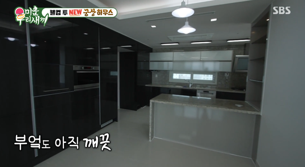 Căn bếp có không gian nội thất tinh tế, trông rất cuốn hút