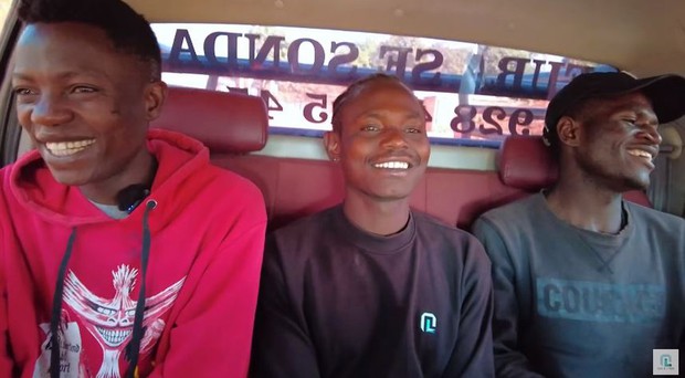 Mấy thanh niên nói chuyện với sếp nhiều thành ra tán gẫu với nhau cũng bằng tiếng Việt luôn!