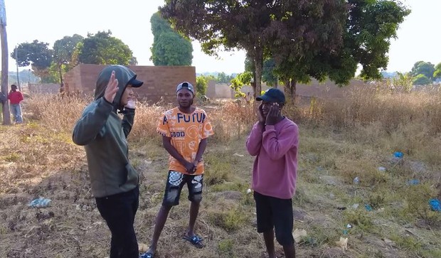 Mảnh đất mà Quang Linh Vlogs đi xem ở ngay thị trấn, rộng chừng 14 - 15m mặt tiền