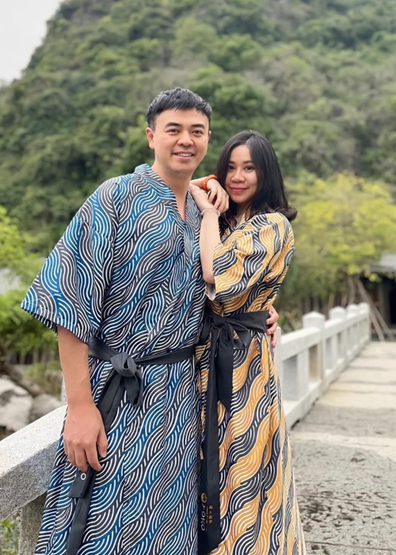 Về phản ứng của vợ khi thường xuyên đóng với các nữ diễn viên xinh đẹp, Tuấn Tú chia sẻ trên Dân Việt: 