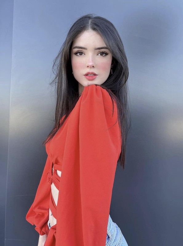 Cô có dáng người mảnh mai cùng gương mặt đậm tính thời trang, vòng eo thon gọn tạo đường cong cơ thể.