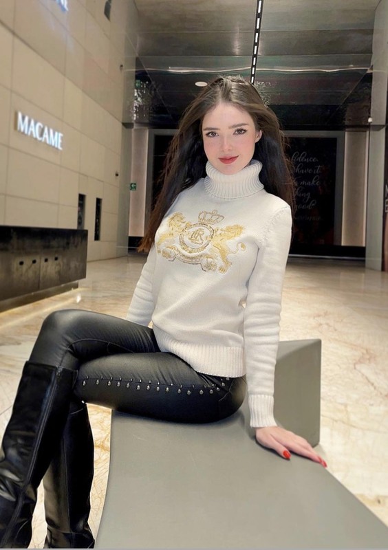 Điểm gây ấn tượng rõ nét là sống mũi cao cùng đôi mắt sâu màu nâu thu hút của cô. Ảnh: IGNV