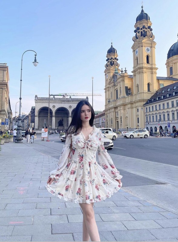 Dù chiều cao không quá nổi bật, chỉ 1m62 nhưng gương mặt xinh đẹp cùng hình thể cân đối khiến hot girl TikTok thu hút sự chú ý.