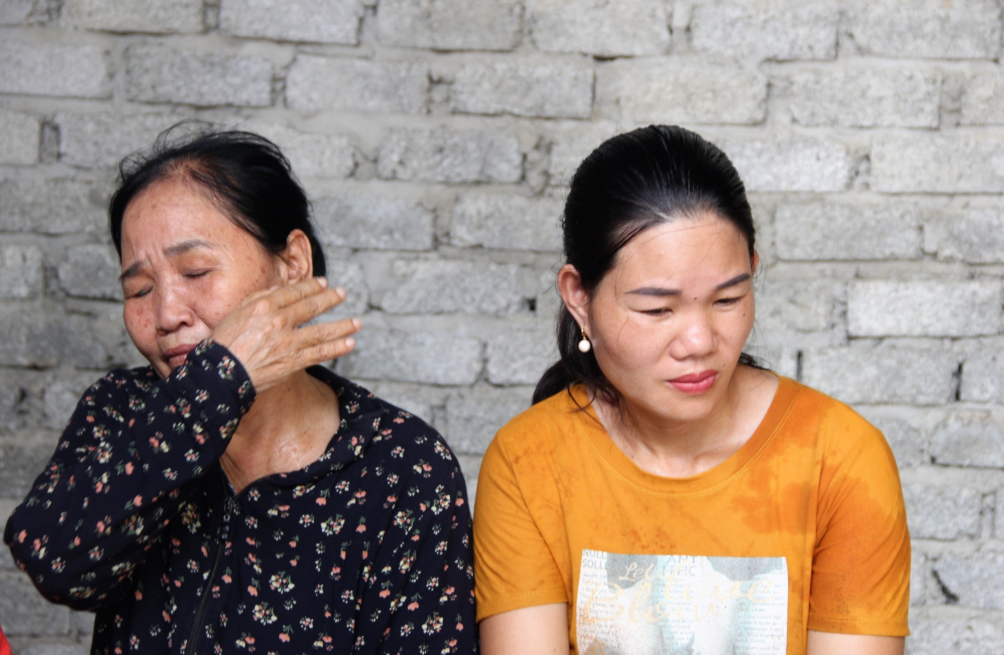 Bà Tý (mẹ anh Hùng), chị Nghệ (vợ) không cầm nổi nước mắt. Ảnh: Việt Hoà