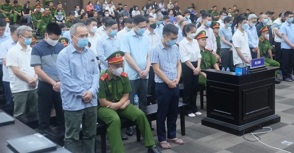 Nhiều bị cáo là chủ doanh nghiệp nói rằng phải nâng giá vé máy bay và các chi phí phát sinh khác để đưa hối lộ.